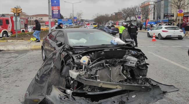 Ataşehir'de iki otomobilin çarpıştığı kazada 1 kişi yaralandı