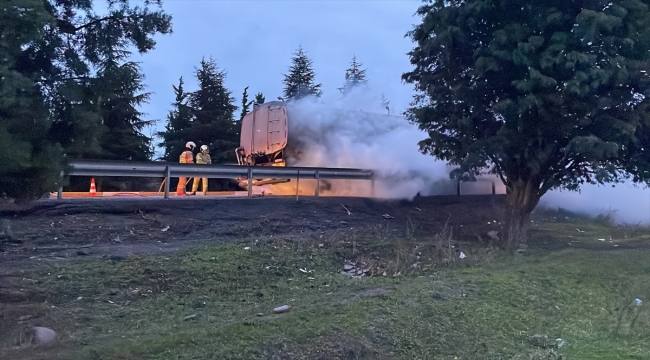 Balıkesir'de seyir halindeki peynir suyu yüklü tanker alev aldı