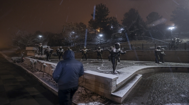 Başkentte kar yağışı gece saatlerinde etkisini artırdı