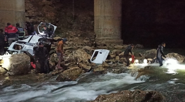 Batman'da köprüden düşen otomobildeki 2 kişi öldü, 1 kişi yaralandı