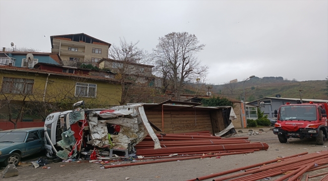 Beykoz'da istinat duvarına çarparak devrilen kamyondaki 2 kişi yaralandı