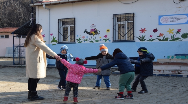 Bilecik'teki Küplü Köy Yaşam Merkezi'nde üç kuşak eğitim alıyor