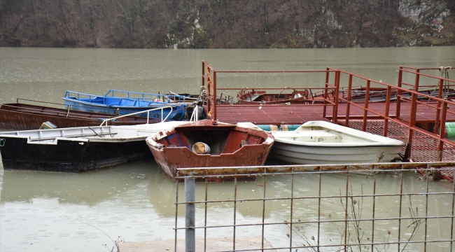 Bosna Hersek'te Drina Nehri'nin yüzeyi çöp ve atıklarla kaplandı