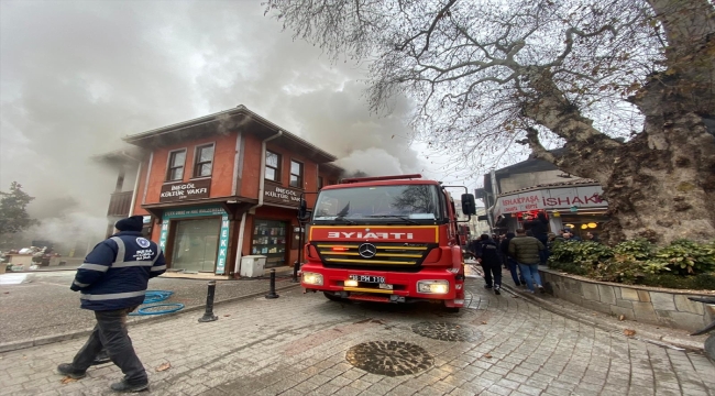 Bursa'da ahşap iş yerlerinin bulunduğu çarşıda çıkan yangına müdahale ediliyor