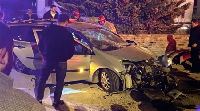 Bursa'da sitenin duvarına çarpan otomobildeki 2 kişi yaralandı