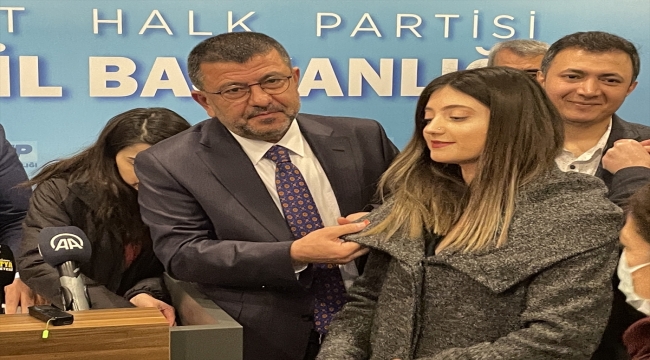 CHP Genel Başkan Yardımcısı Ağbaba, Malatya'da partisine üye olanlara rozet taktı