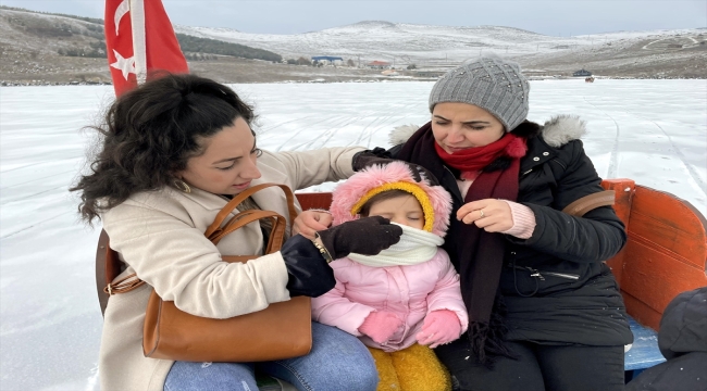 Çıldır Gölü'nün atlı kızakçıları kar yağışının ardından turistleri dörtnala gezdiriyor