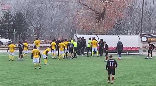 Çorum'da 1. Amatör Küme maçında oyundan alınan futbolcu bıçakla sahaya girdi