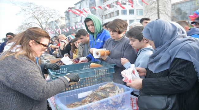 Düzce'de palamut festivalinde 30 ton balık tüketildi