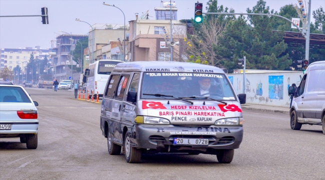 "Elmacı Dede" meyveler ve temin ettiği battaniyeleri Suriye'deki ihtiyaç sahiplerine ulaştırdı