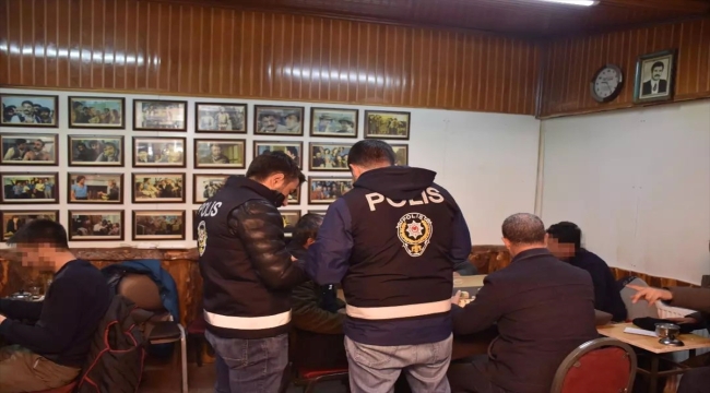 Erzincan'da 9 düzensiz göçmen ve aranan 66 şüpheli yakalandı