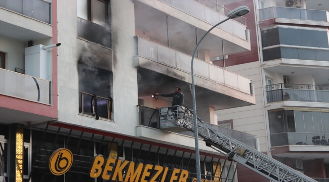 Evde çıkan yangında mahsur kalan anne ve 2 çocuğunu itfaiye kurtardı