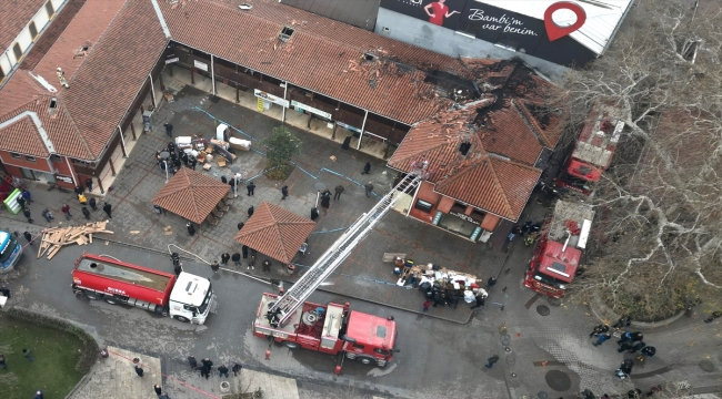 Bursa'da ahşap iş yerlerinin bulunduğu çarşıda çıkan yangın kontrol altına alındı