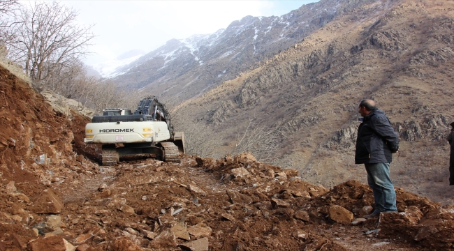 Hakkari'de engelli çocukları olan ailenin ev yapmak istediği araziye yeni yol götürülüyor