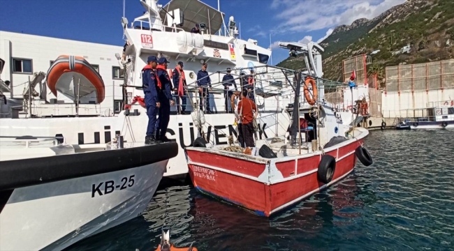 Hatay'da fırtınada kaybolan balıkçı teknesini Sahil Güvenlik ekipleri buldu