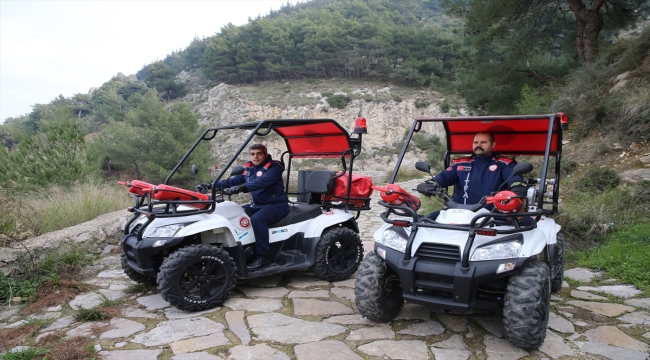 Hatay'ın ATV'li itfaiyesi, dar sokaklardaki tarihi yapıları alevlerden koruyor