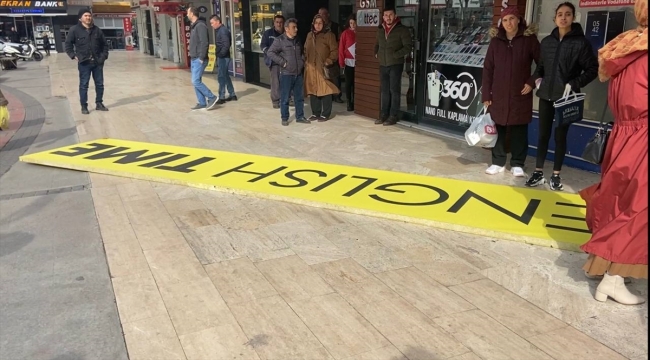 Isparta'da fırtınada başına tabela düşen bir kişi yaralandı