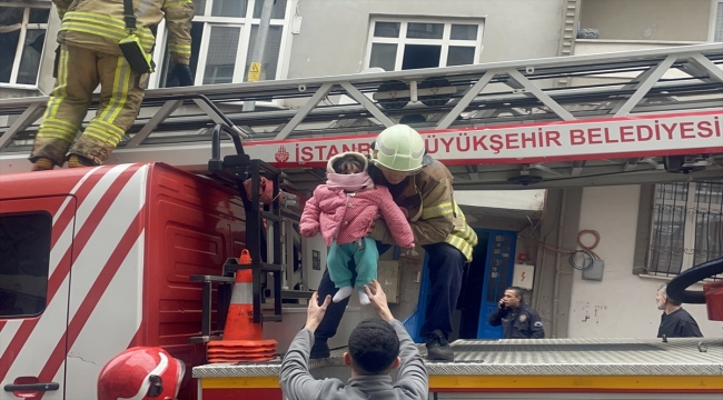 İstanbul'da apartmanda çıkan yangında mahsur kalan 10 kişi kurtarıldı