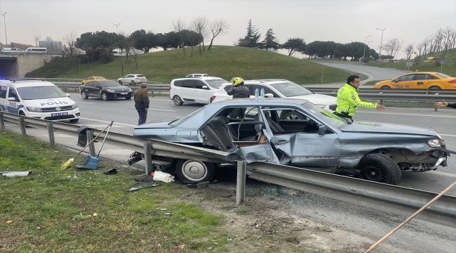 İstanbul'da bariyere çarpan otomobilin sürücüsü yaralandı