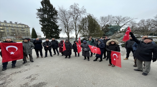 İsviçre'deki Türk toplumu, Kur'an-ı Kerim'in yakılmasını İsveç Büyükelçiliği önünde protesto etti