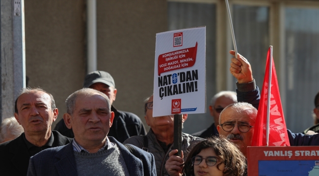 İzmir'deki NATO karargahı önünde, İsveç'te Kur'an-ı Kerim'in yakılmasına tepki