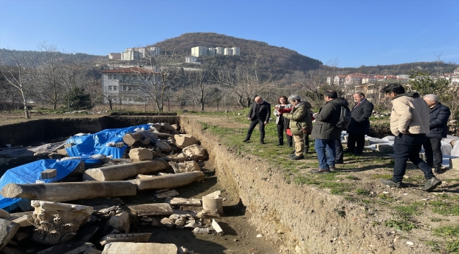 Japon bilim insanı Amasra'da antik kentteki kazı çalışmalarını inceledi