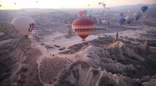 Kapadokya'da turistler yeni yılın ilk gününü gökyüzünde karşıladı