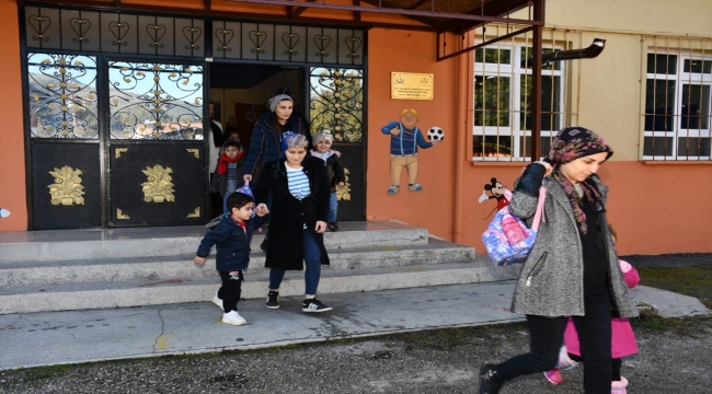 Karabük'te köy yaşam merkezlerinde anneler ve çocukları birlikte eğitim alıyor