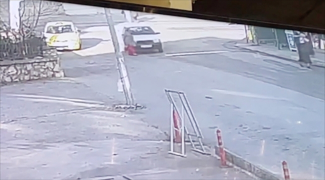 Karabük'te otomobilin yayaya çarpma anı kamerada