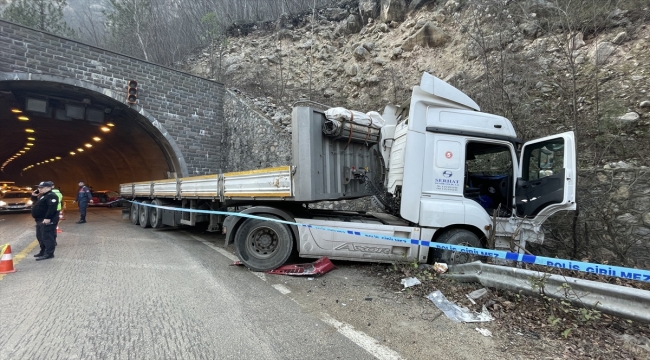 Karabük'te tır ile çarpışan otomobilin sürücüsü öldü, 2 kişi yaralandı