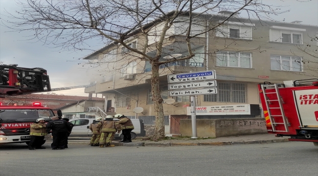 Kartal'daki bir binada çıkan yangında iki kişi dumandan etkilendi