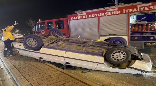 Kayseri'de takla atan otomobildeki 3 kişi yaralandı