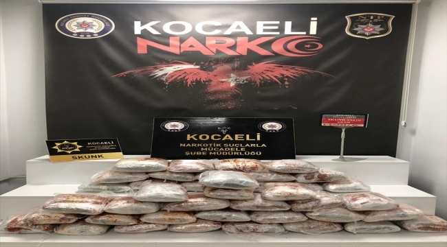 Kocaeli'de polisten kaçan araçta ve çevresinde 25 kilo 420 gram skunk ele geçirildi