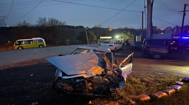 Kocaeli'de tırla çarpışan otomobildeki 2 kişi yaralandı