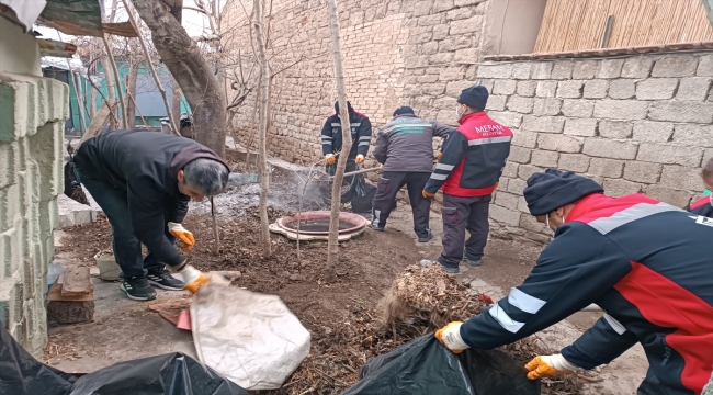 Konya'daki bir evden 3 kamyon çöp çıkarıldı