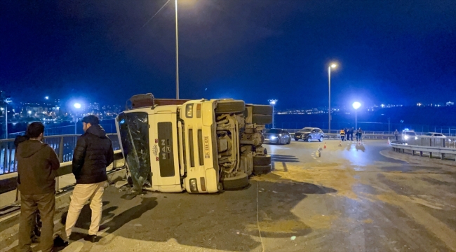 Küçükçekmece'de devrilen tır nedeniyle trafik yoğunluğu oluştu