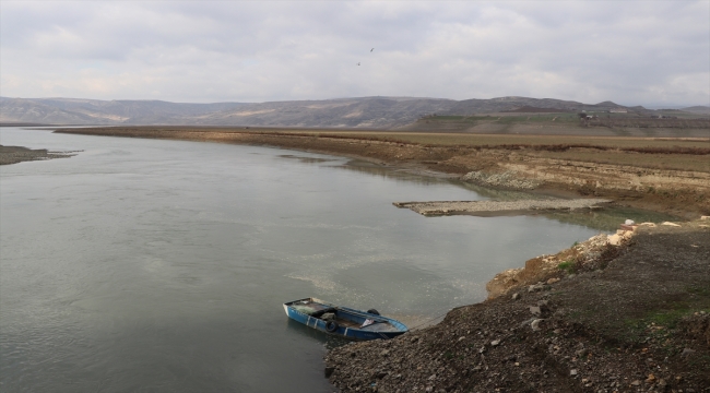 Kuraklık ve yağış azlığının etkisiyle Keban Baraj Gölü'nde çekilme sürüyor