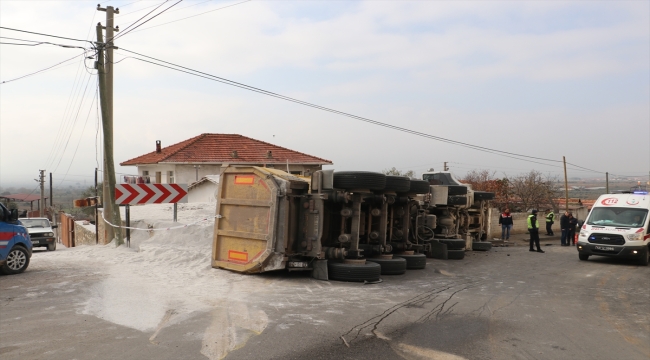 Manisa'da devrilen tırın sürücüsü öldü