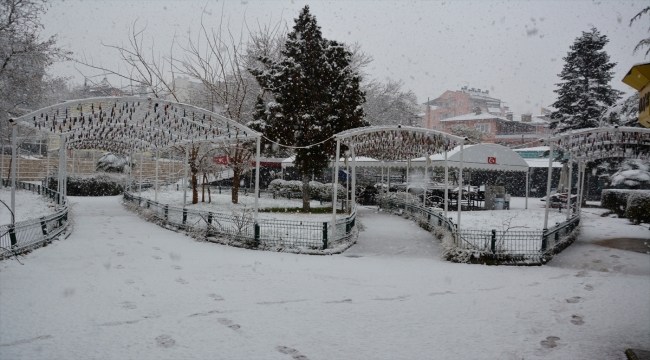 Manisa ve İzmir'in yüksek kesimlerine kar yağdı