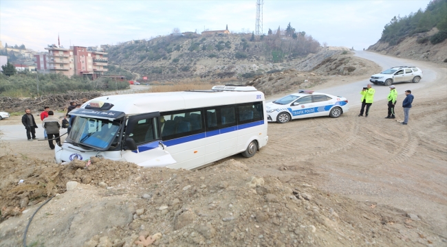 Mersin'de toprak yığınına çarpan servisteki 4 öğrenci yaralandı