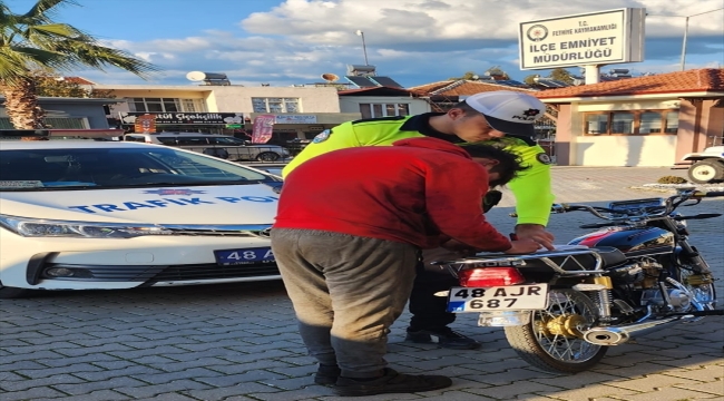  Muğla'da motosiklette yatar halde seyreden çocuğa 5 bin 451 lira ceza kesildi