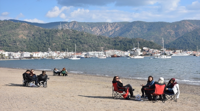 Muğla'da vatandaşlar ve turistler yeni yılın ilk gününde denize girdi