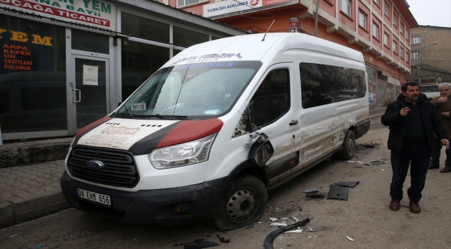 Muş'ta park halinde freni boşalan tır, 5 araç ve taksi durağına çarparak durdu