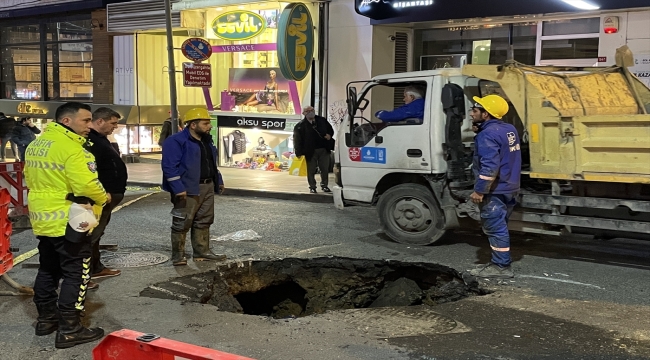 Nişantaşı'nda su borusu patladı, yolda çökme meydana geldi 