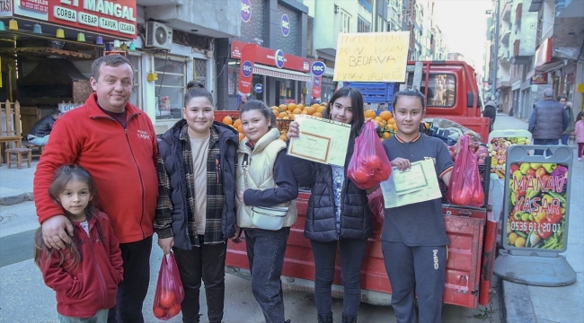 Ordu'da bir manav takdir belgesi alan öğrencilere meyve dağıttı