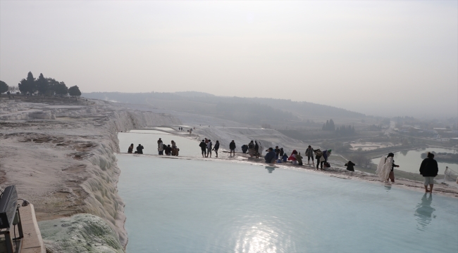 Pamukkale yeni yılın ilk gününde ziyaretçi akınıyla doldu