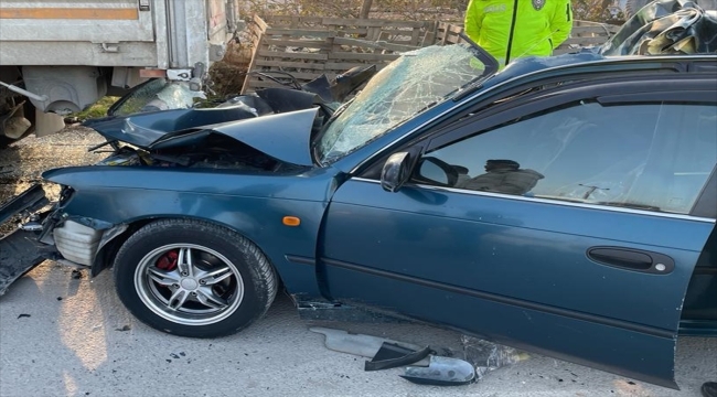 Sakarya'da otomobilin park halindeki kamyona çarpması sonucu 1 kişi öldü