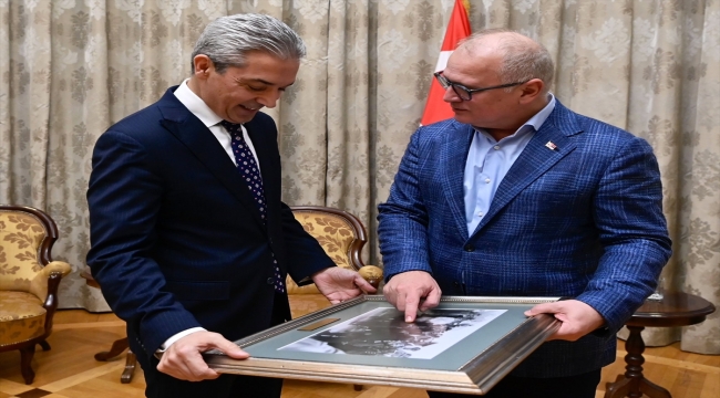 Sırbistan Ulaştırma Bakanı, Büyükelçi Aksoy'a 85 yıllık Sabiha Gökçen fotoğrafı hediye etti