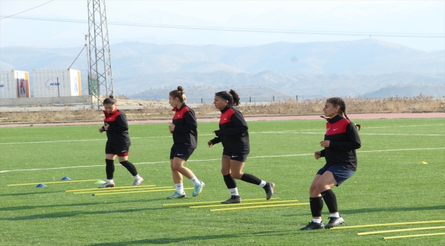 Şırnak Belediyesi Nuhspor Kadın Futbol Takımı, Süper Lig'e çıkma mücadelesi veriyor 