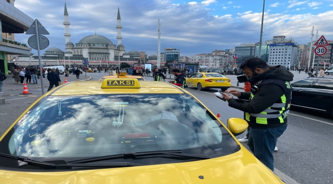 Taksim'de taksicilere yönelik denetim yapıldı